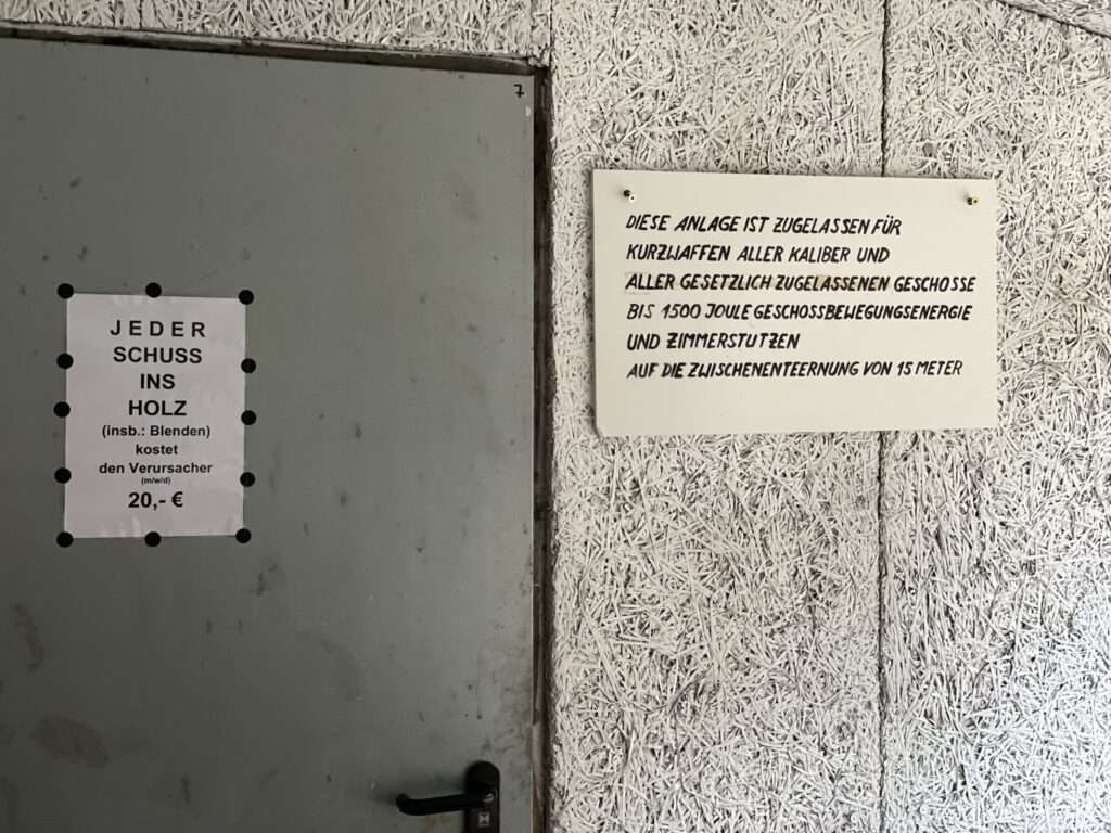 Innenansicht der 25m Schießanlage in Battweiler